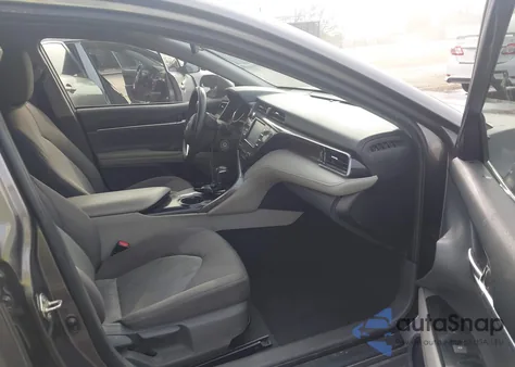 2020 Toyota Camry Le z USA, uszkodzony, nr VIN 4T1C11AK0LU890847